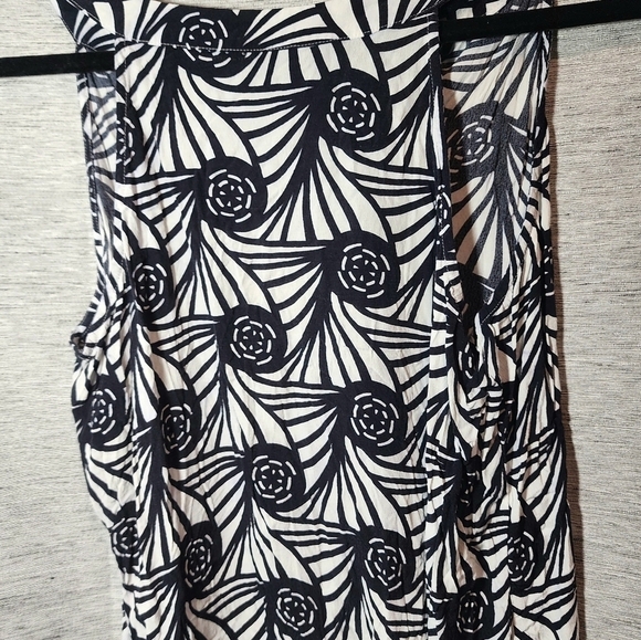 Anne Taylor Medium Petite Sleeveless V-Neck Blouse Black White - Picture 2 of 4